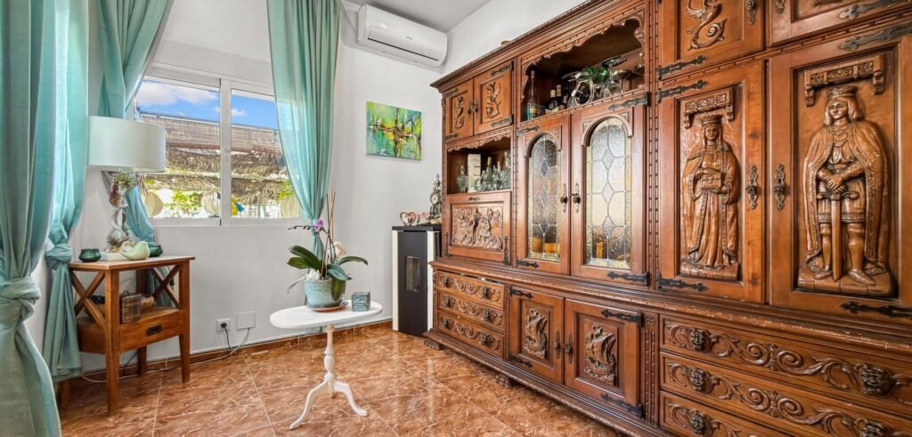 Suuri villa vierastaloilla, yksityisellä SPA‑alueella ja upealla puutarhalla Ciudad Quesadassa