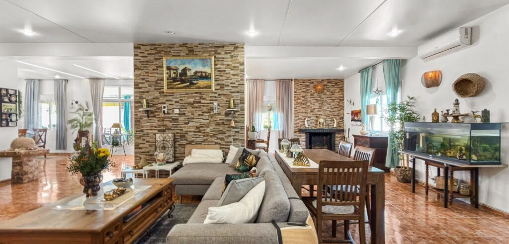Suuri villa vierastaloilla, yksityisellä SPA‑alueella ja upealla puutarhalla Ciudad Quesadassa