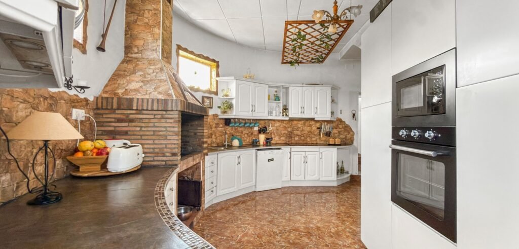 Suuri villa vierastaloilla, yksityisellä SPA‑alueella ja upealla puutarhalla Ciudad Quesadassa