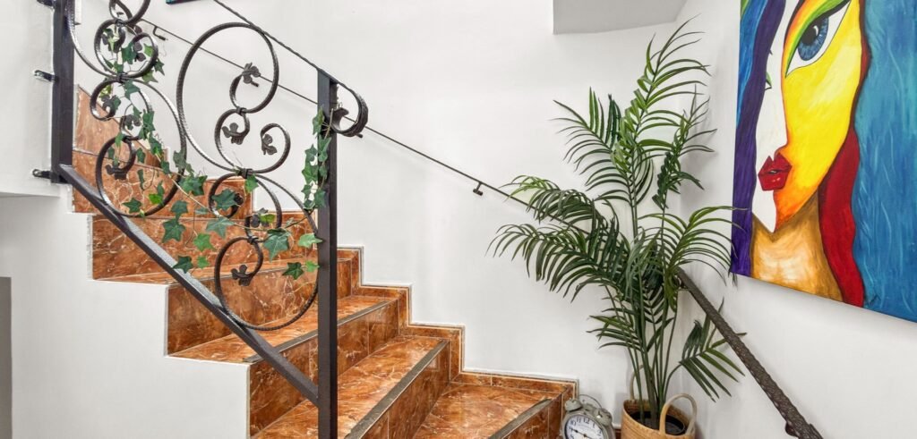 Suuri villa vierastaloilla, yksityisellä SPA‑alueella ja upealla puutarhalla Ciudad Quesadassa