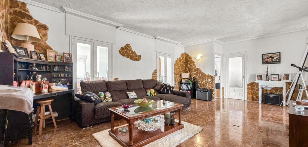 Suuri villa vierastaloilla, yksityisellä SPA‑alueella ja upealla puutarhalla Ciudad Quesadassa