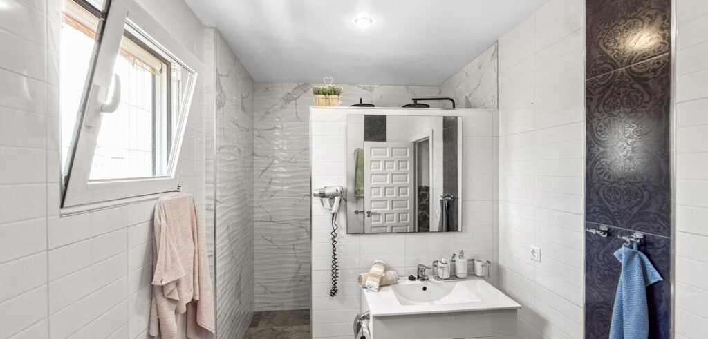 Suuri villa vierastaloilla, yksityisellä SPA‑alueella ja upealla puutarhalla Ciudad Quesadassa
