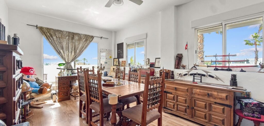 Suuri villa vierastaloilla, yksityisellä SPA‑alueella ja upealla puutarhalla Ciudad Quesadassa