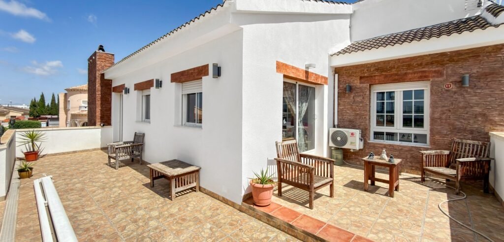 Suuri villa vierastaloilla, yksityisellä SPA‑alueella ja upealla puutarhalla Ciudad Quesadassa
