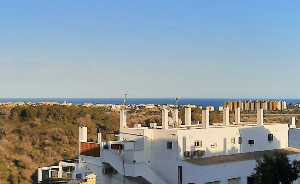 Moderno Apartamento de Dos Dormitorios en Las Ramblas Golf con Terraza Acristalada