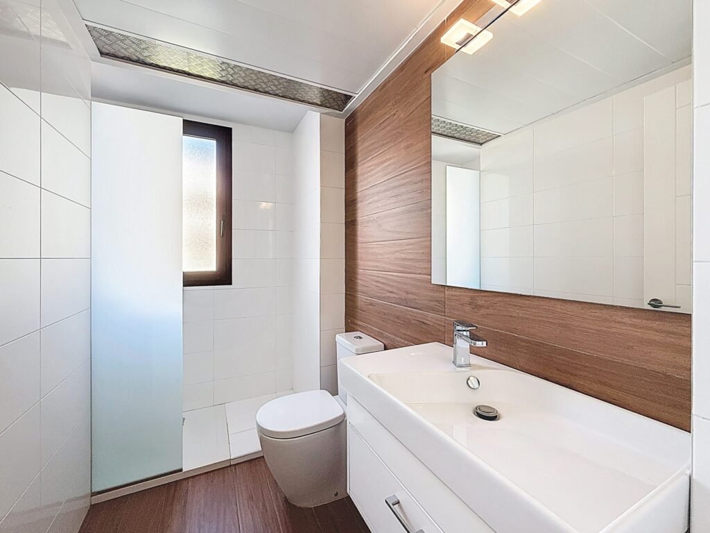 Moderno Apartamento de Dos Dormitorios en Las Ramblas Golf con Terraza Acristalada