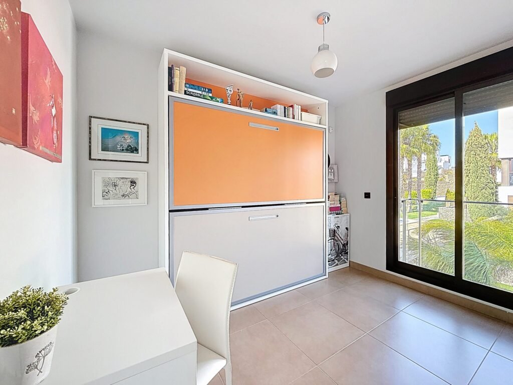 Moderno Apartamento de Dos Dormitorios en Las Ramblas Golf con Terraza Acristalada