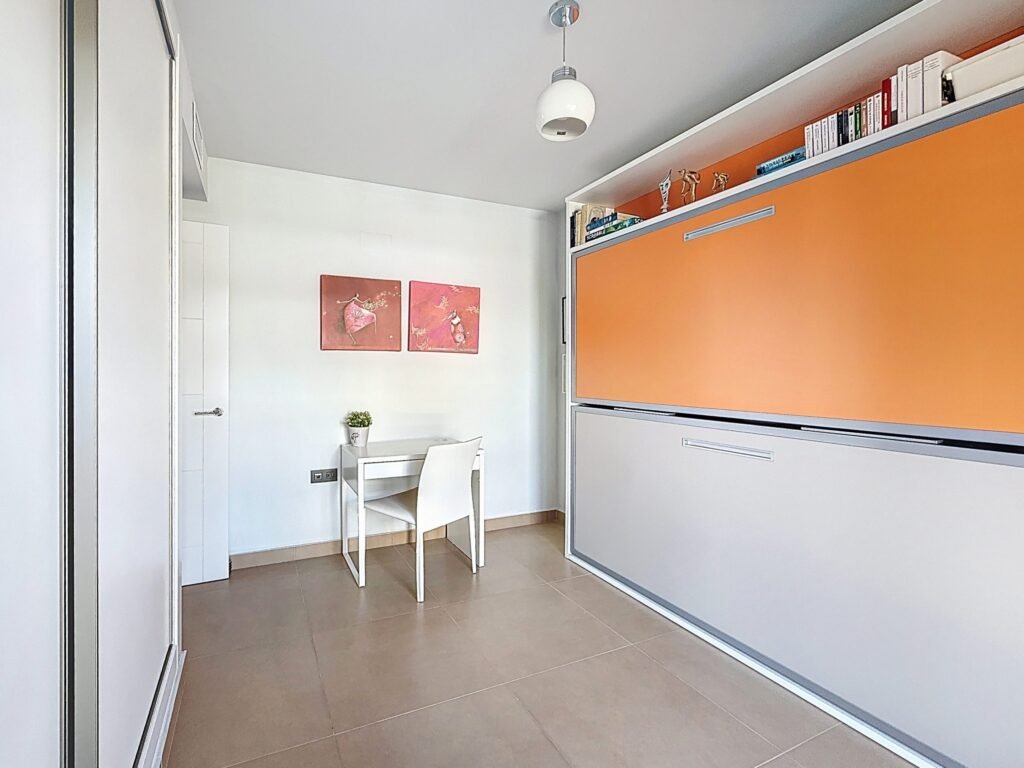 Moderno Apartamento de Dos Dormitorios en Las Ramblas Golf con Terraza Acristalada