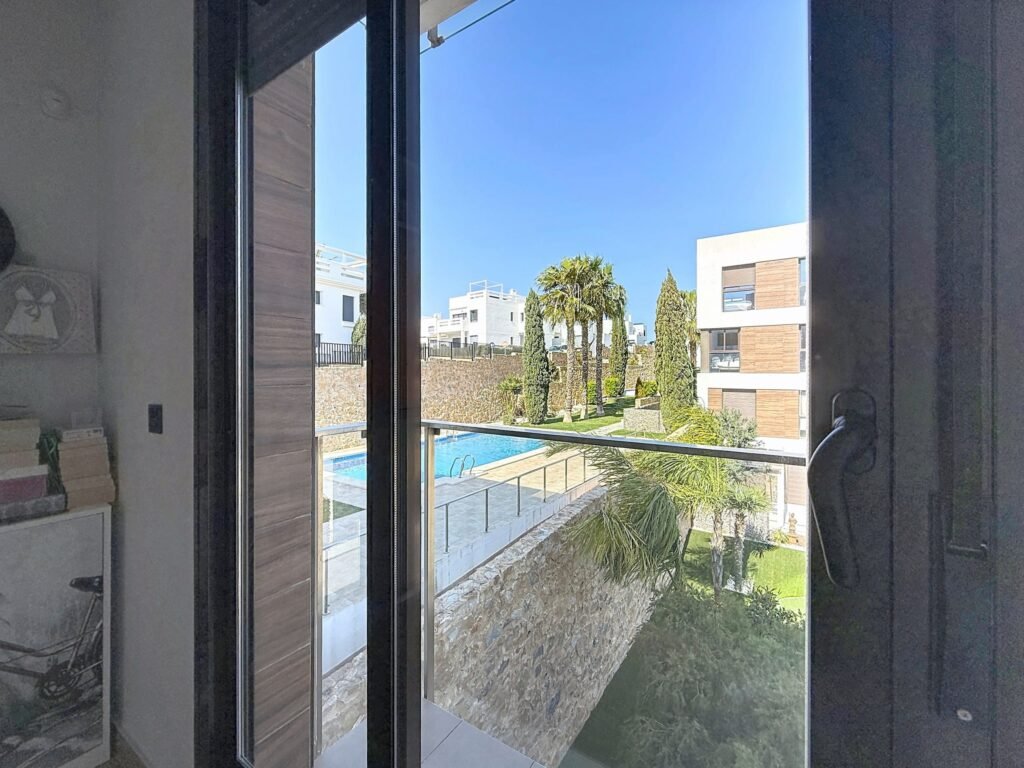 Moderno Apartamento de Dos Dormitorios en Las Ramblas Golf con Terraza Acristalada