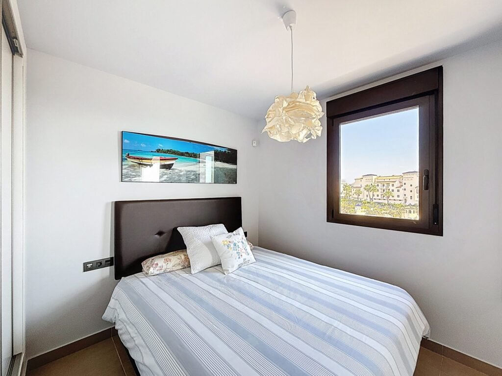 Moderno Apartamento de Dos Dormitorios en Las Ramblas Golf con Terraza Acristalada
