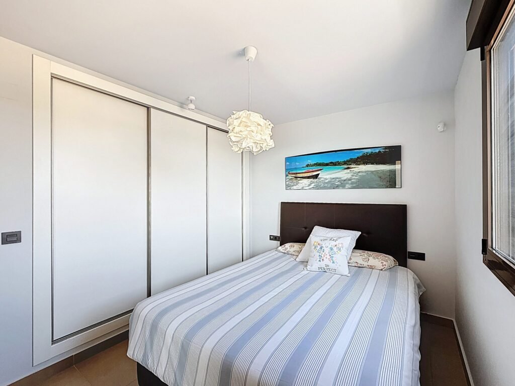 Moderno Apartamento de Dos Dormitorios en Las Ramblas Golf con Terraza Acristalada