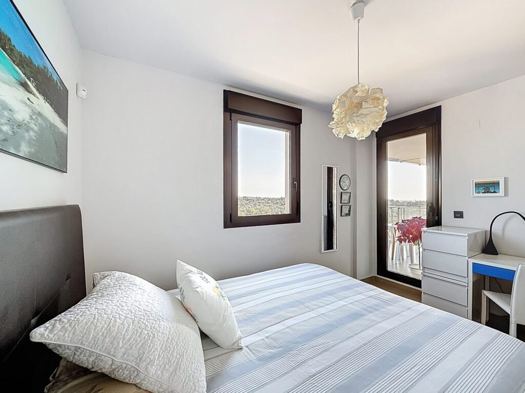 Moderno Apartamento de Dos Dormitorios en Las Ramblas Golf con Terraza Acristalada