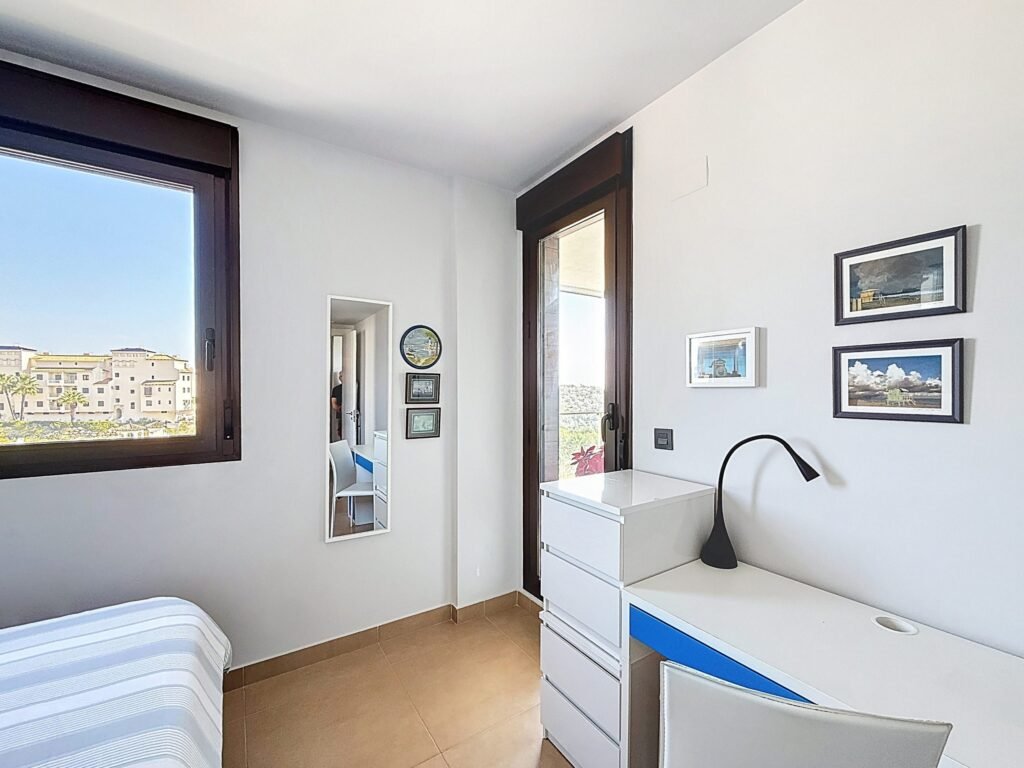 Moderno Apartamento de Dos Dormitorios en Las Ramblas Golf con Terraza Acristalada