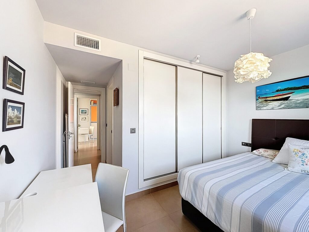 Moderno Apartamento de Dos Dormitorios en Las Ramblas Golf con Terraza Acristalada
