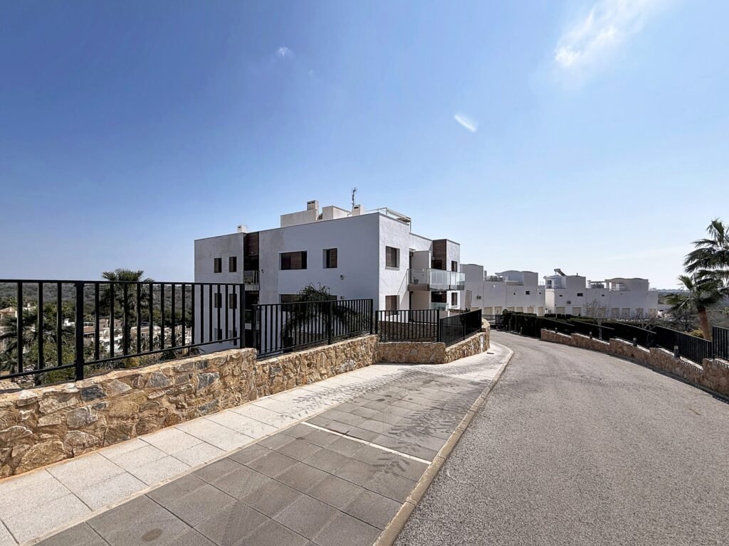 Moderno Apartamento de Dos Dormitorios en Las Ramblas Golf con Terraza Acristalada