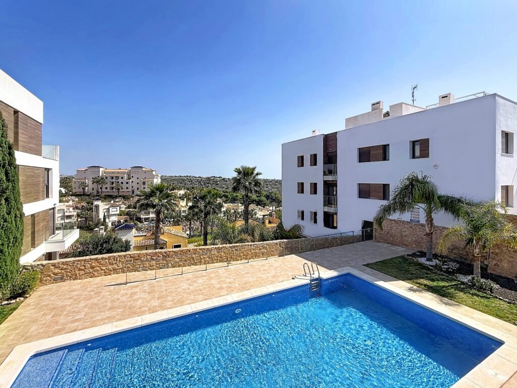 Moderno Apartamento de Dos Dormitorios en Las Ramblas Golf con Terraza Acristalada