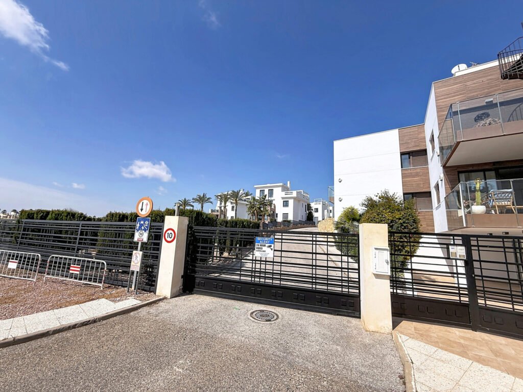 Moderno Apartamento de Dos Dormitorios en Las Ramblas Golf con Terraza Acristalada