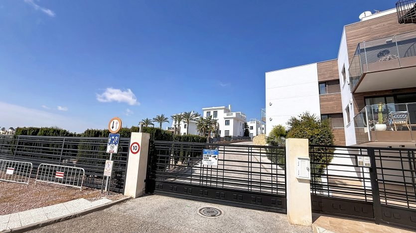 Moderni kaksio Las Ramblas Golf ‑resortissa – terassi lasiverhoilla