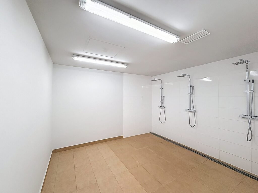 Moderno Apartamento de Dos Dormitorios en Las Ramblas Golf con Terraza Acristalada