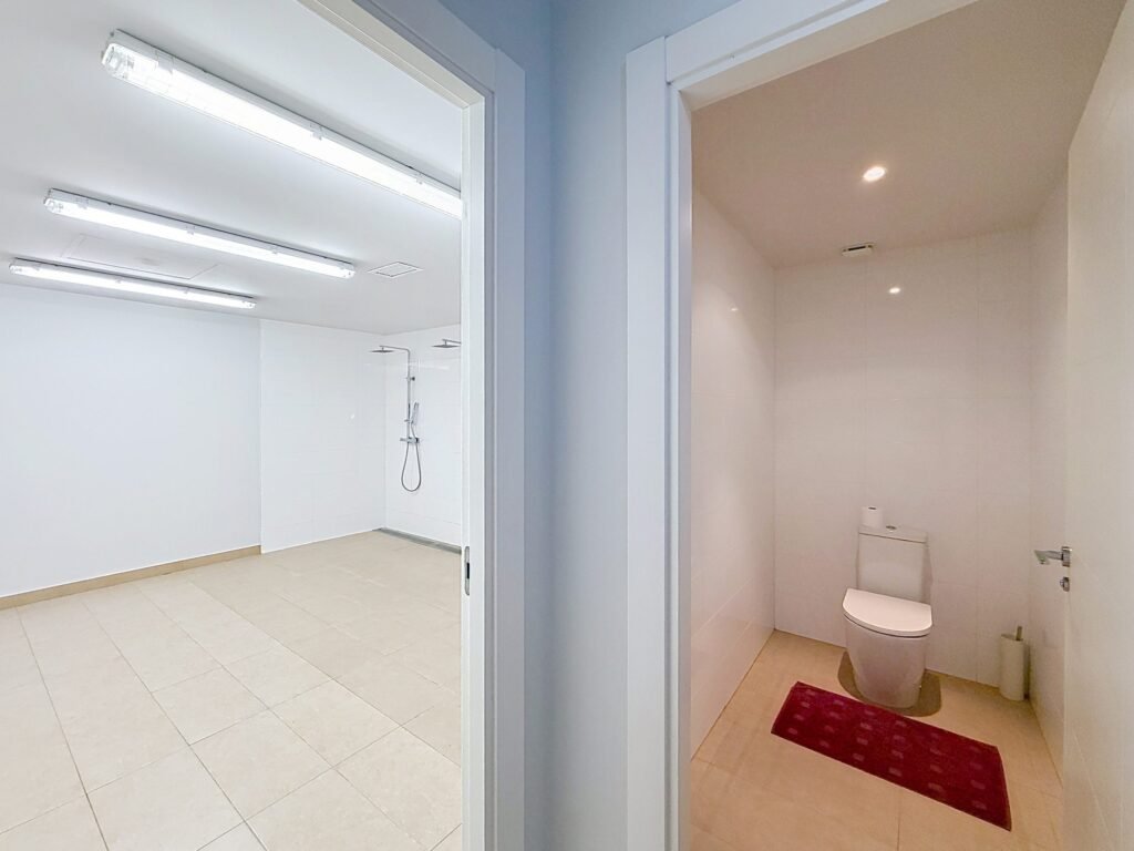 Moderno Apartamento de Dos Dormitorios en Las Ramblas Golf con Terraza Acristalada