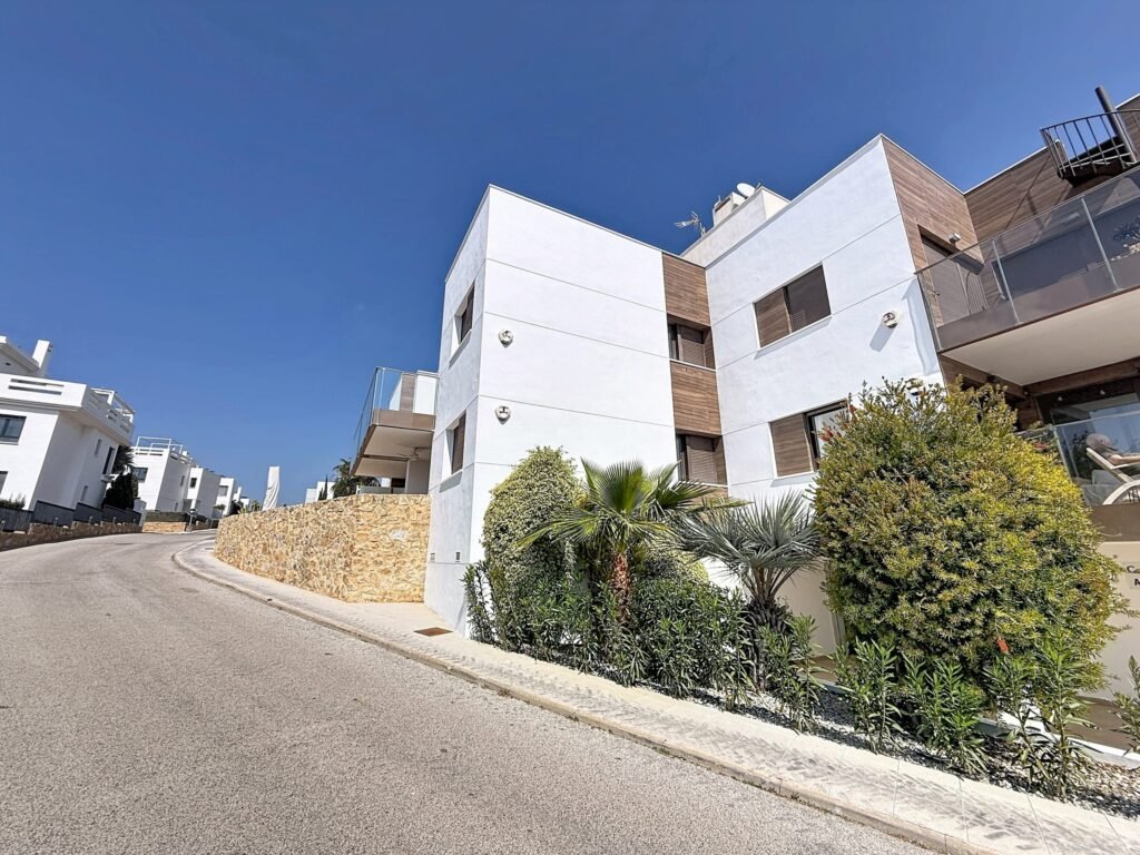 Moderno Apartamento de Dos Dormitorios en Las Ramblas Golf con Terraza Acristalada
