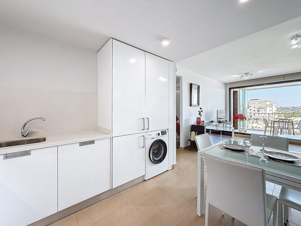 Moderno Apartamento de Dos Dormitorios en Las Ramblas Golf con Terraza Acristalada