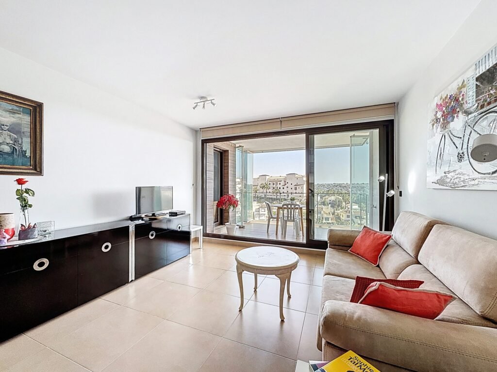 Moderno Apartamento de Dos Dormitorios en Las Ramblas Golf con Terraza Acristalada