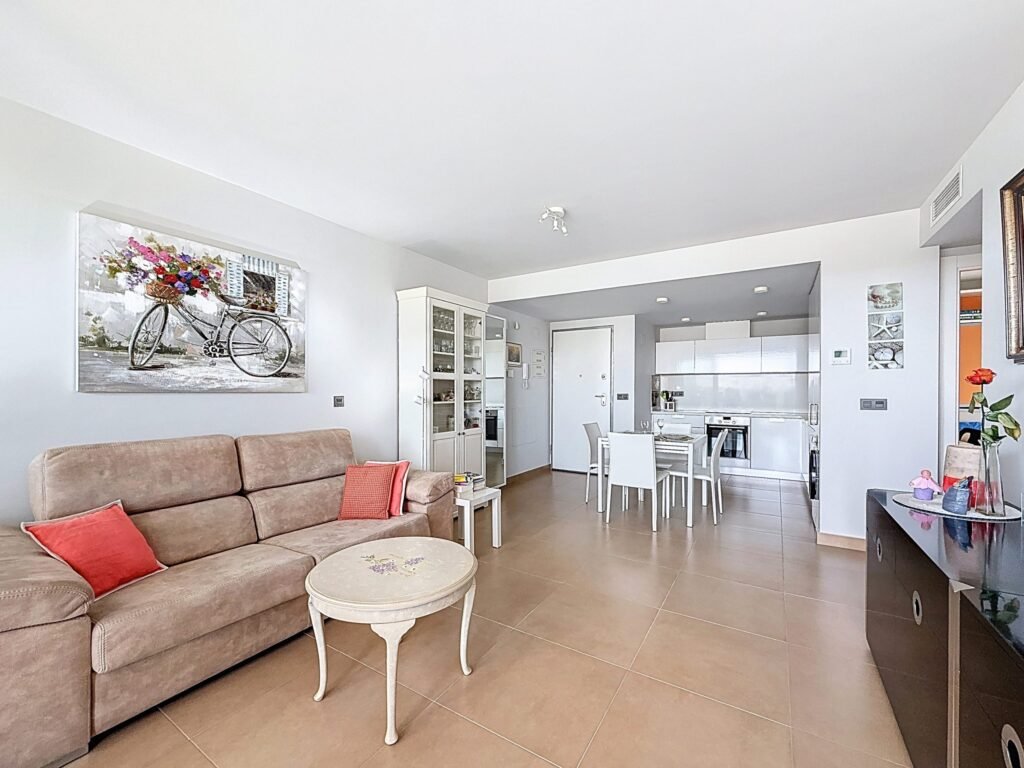 Moderno Apartamento de Dos Dormitorios en Las Ramblas Golf con Terraza Acristalada