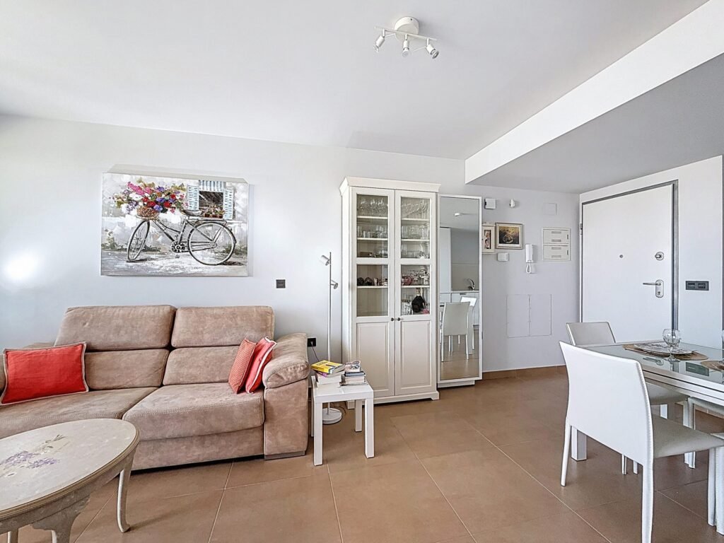 Moderno Apartamento de Dos Dormitorios en Las Ramblas Golf con Terraza Acristalada