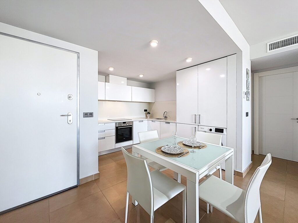 Moderno Apartamento de Dos Dormitorios en Las Ramblas Golf con Terraza Acristalada