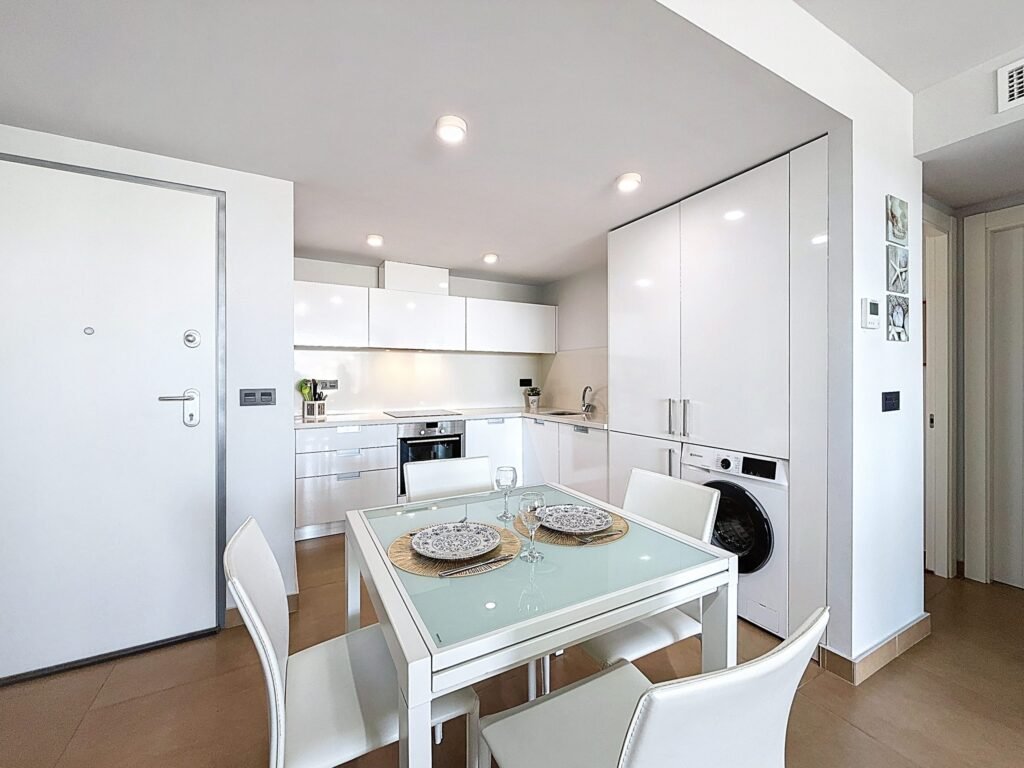 Moderno Apartamento de Dos Dormitorios en Las Ramblas Golf con Terraza Acristalada