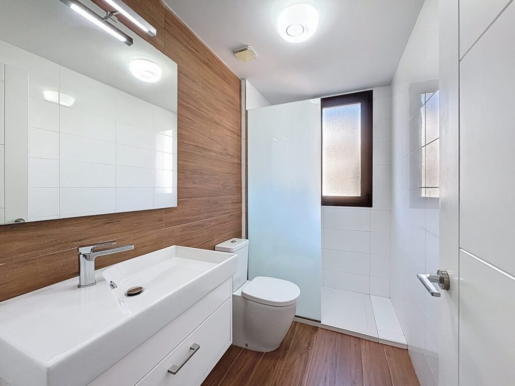 Moderno Apartamento de Dos Dormitorios en Las Ramblas Golf con Terraza Acristalada