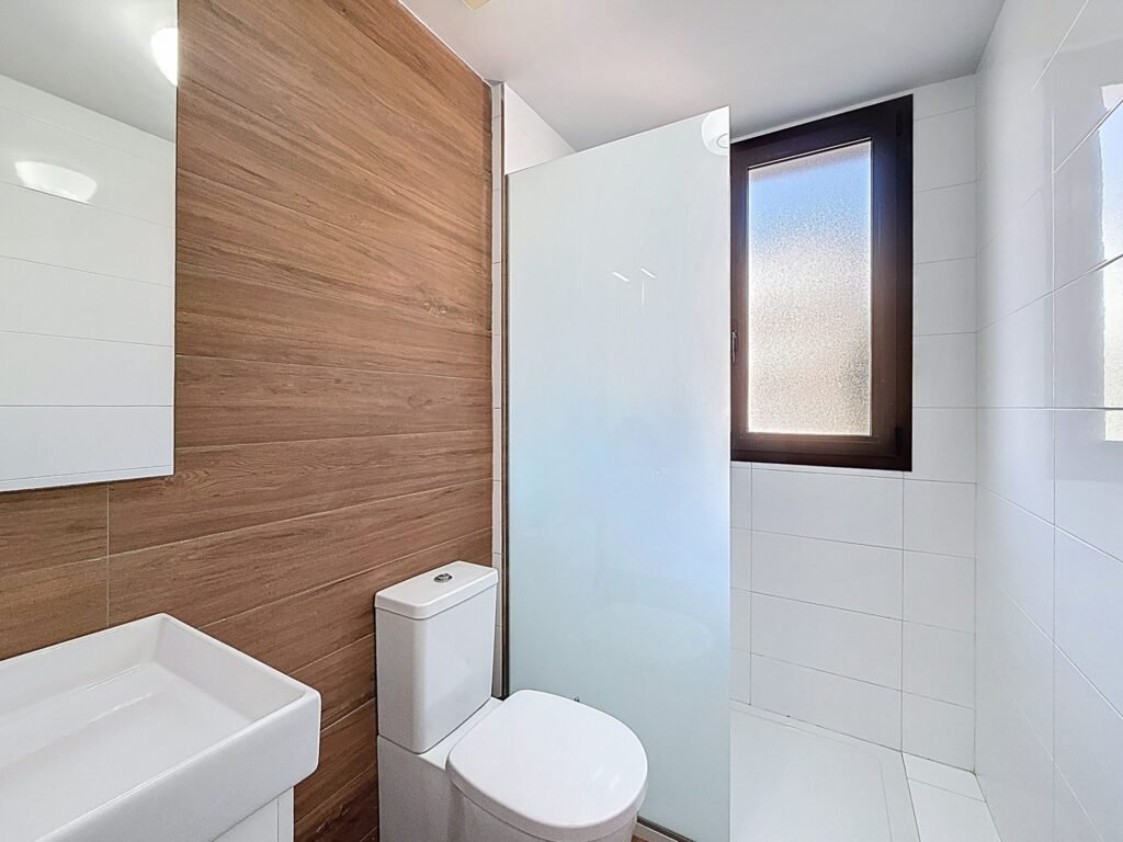 Moderno Apartamento de Dos Dormitorios en Las Ramblas Golf con Terraza Acristalada