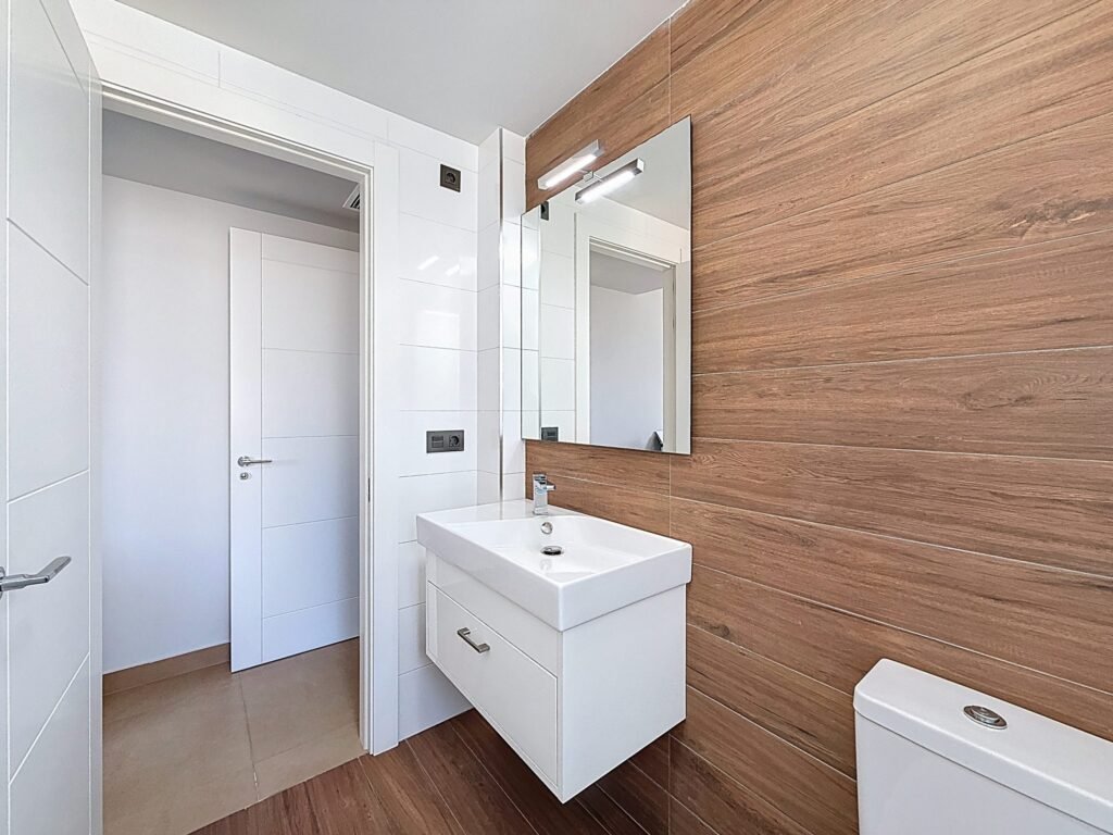 Moderno Apartamento de Dos Dormitorios en Las Ramblas Golf con Terraza Acristalada