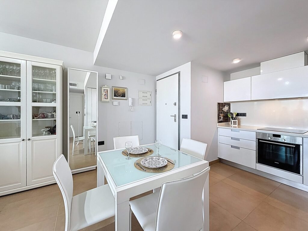 Moderno Apartamento de Dos Dormitorios en Las Ramblas Golf con Terraza Acristalada