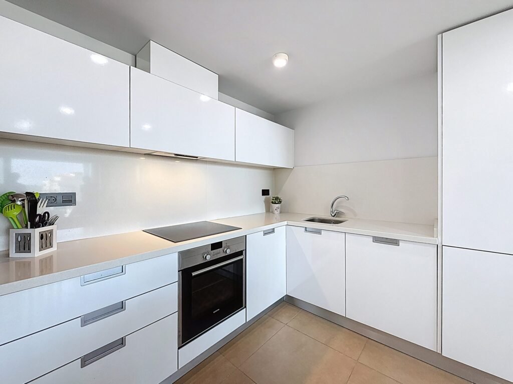 Moderno Apartamento de Dos Dormitorios en Las Ramblas Golf con Terraza Acristalada