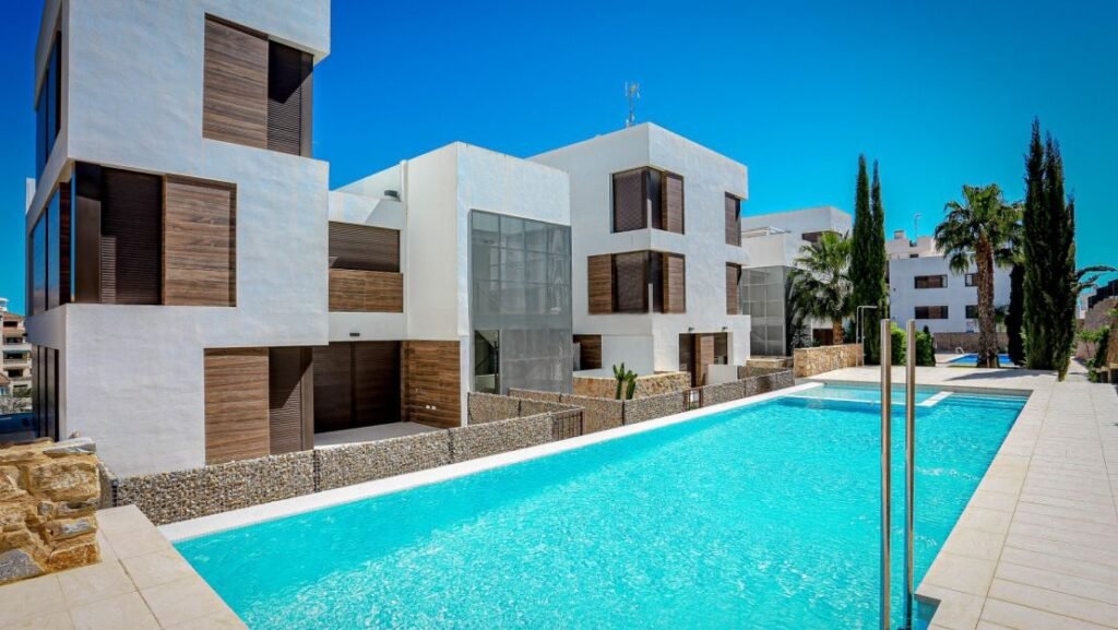 Moderno Apartamento de Dos Dormitorios en Las Ramblas Golf con Terraza Acristalada