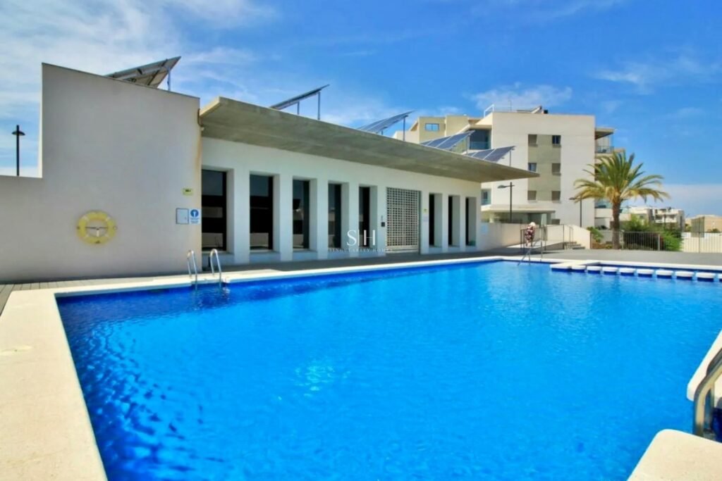 Exclusive apartment in Los Dolses Villamartín with large 35 m² terrace, indoor heated pool, spa, gym and privileged location close to all services, ready to move into, unique opportunity in a high-dem