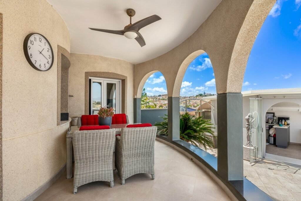 Villa de 5 dormitorios con vistas panorámicas al campo de golf La Marquesa