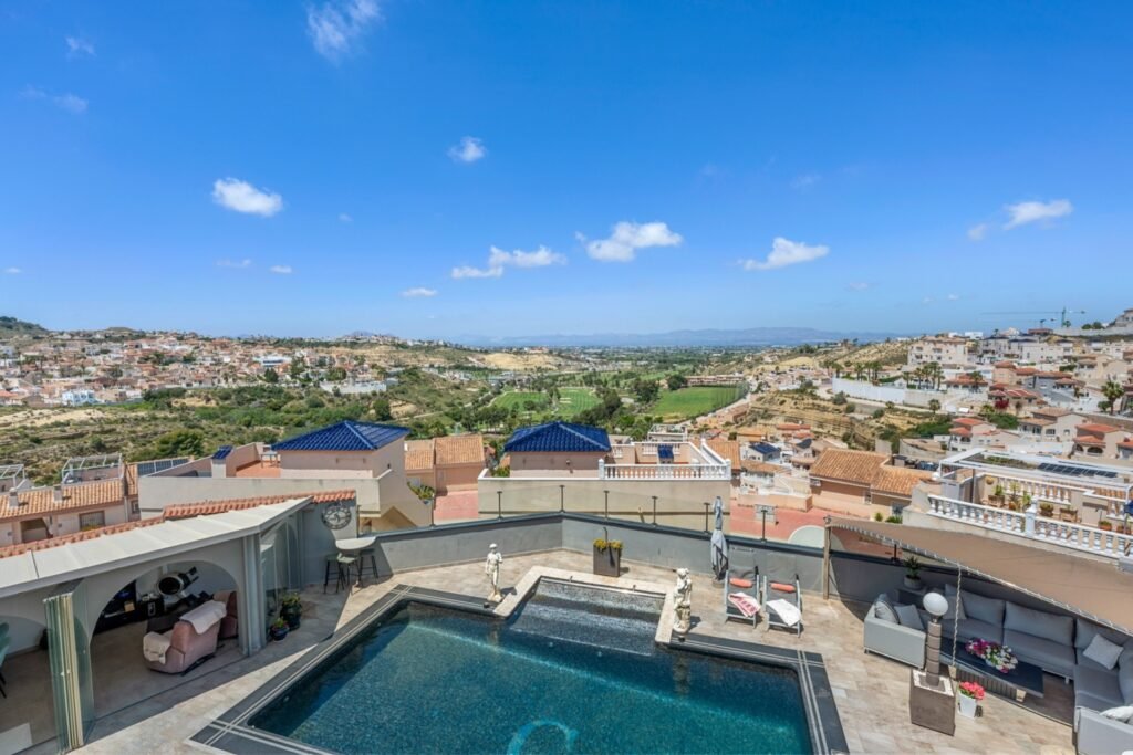 Villa de 5 dormitorios con vistas panorámicas al campo de golf La Marquesa