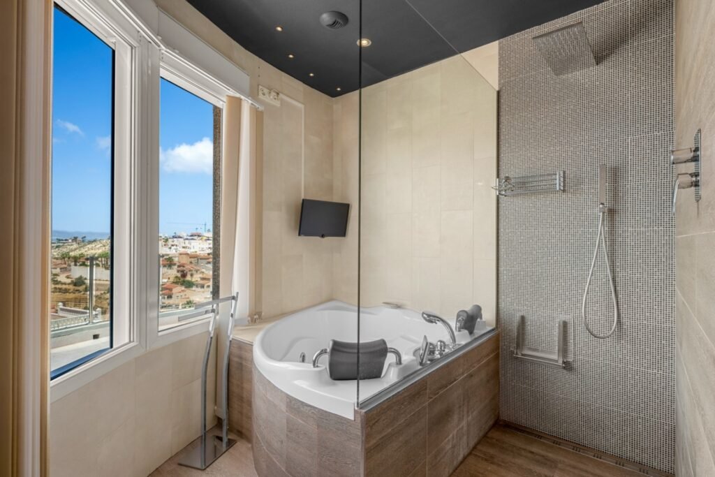 Villa de 5 dormitorios con vistas panorámicas al campo de golf La Marquesa
