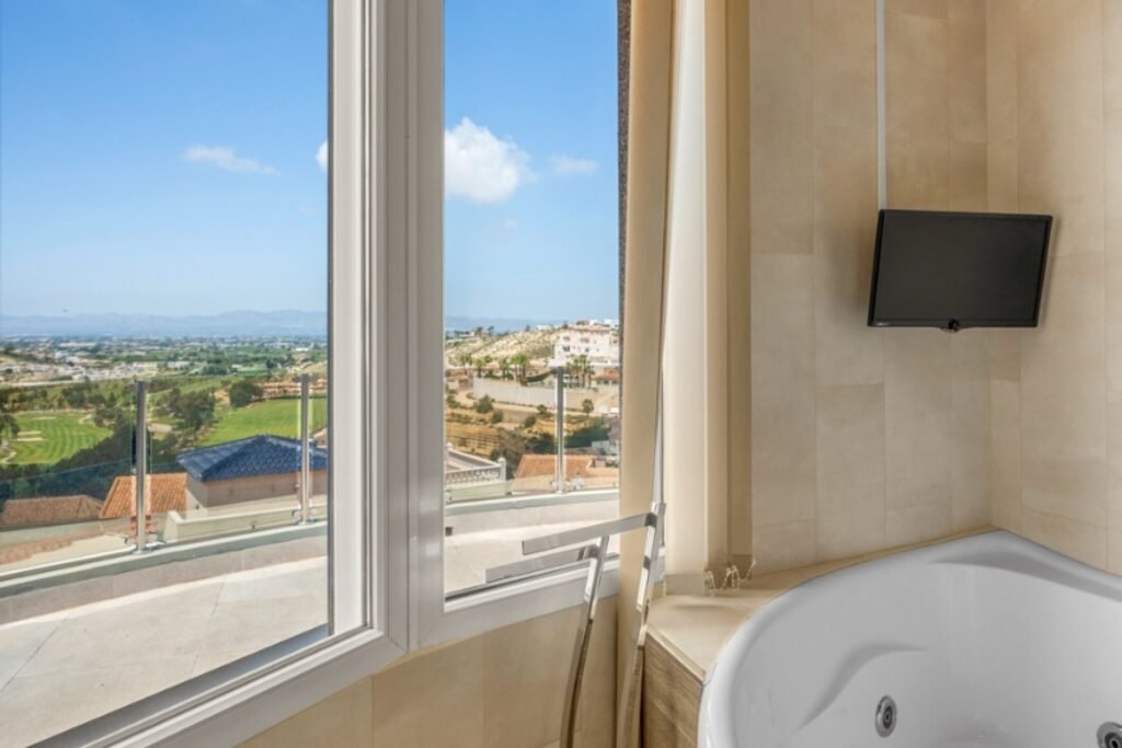 Villa de 5 dormitorios con vistas panorámicas al campo de golf La Marquesa