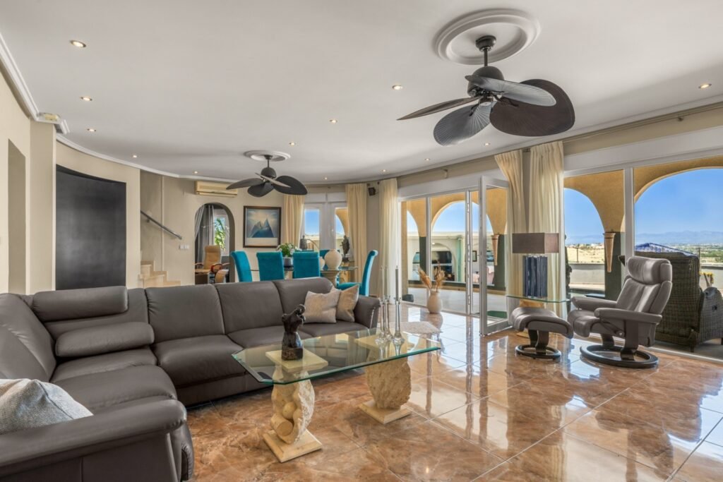 Villa de 5 dormitorios con vistas panorámicas al campo de golf La Marquesa
