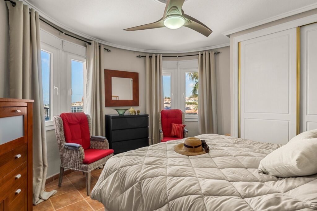 Villa de 5 dormitorios con vistas panorámicas al campo de golf La Marquesa