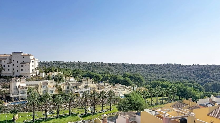 Moderni kaksio Las Ramblas Golf ‑resortissa – terassi lasiverhoilla