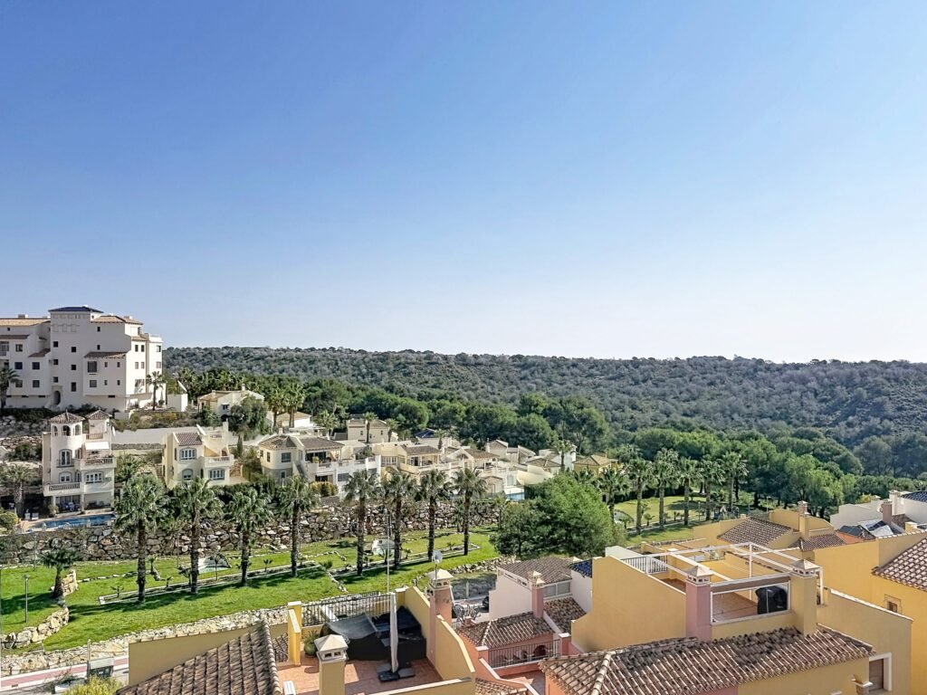 Moderno Apartamento de Dos Dormitorios en Las Ramblas Golf con Terraza Acristalada