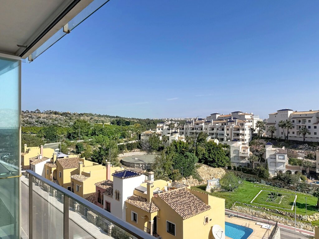 Moderno Apartamento de Dos Dormitorios en Las Ramblas Golf con Terraza Acristalada