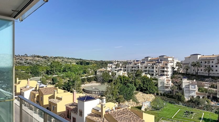 Moderno Apartamento de Dos Dormitorios en Las Ramblas Golf con Terraza Acristalada