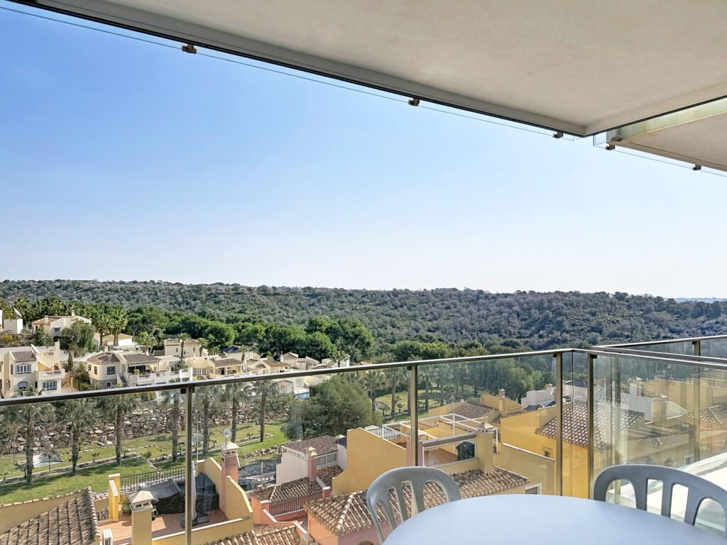 Moderno Apartamento de Dos Dormitorios en Las Ramblas Golf con Terraza Acristalada
