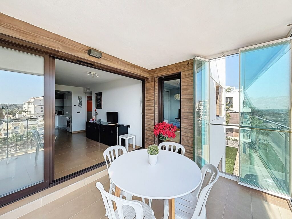 Moderno Apartamento de Dos Dormitorios en Las Ramblas Golf con Terraza Acristalada